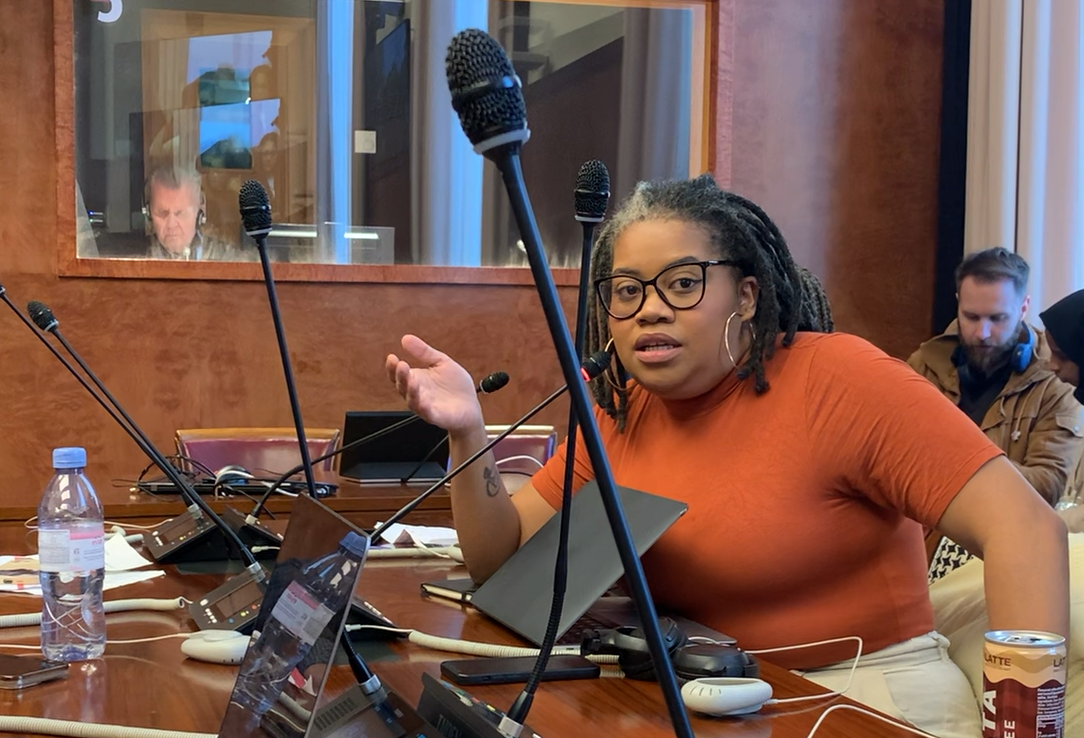 Luciana Viegas speaks into a microphone at the United Nations in Geneva.
